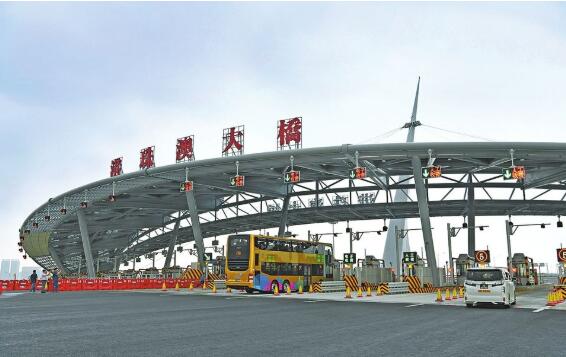 港珠澳大橋通車首日澳門口岸查驗(yàn)出入境旅客逾1.2萬人次，通關(guān)環(huán)境和運(yùn)作情況良好