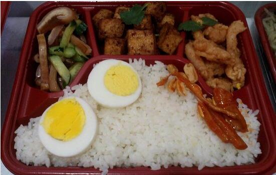 我國快餐行業(yè)起步晚，發(fā)展快，綠色食品將更為人們所重視?