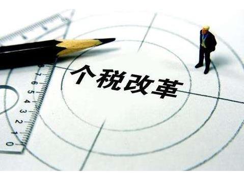 11月份，全國(guó)一般公共預(yù)算收入10775億元，同比下降5.4%，支出16431億元，同比下降0.8%??