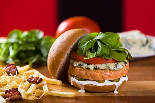 隨著中國經(jīng)濟(jì)的不斷發(fā)展，人們生活水平不斷提高，西式快餐市場需求之龐大無法估量