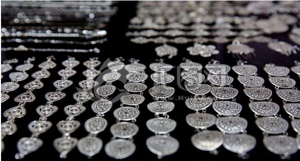 我國(guó)白銀飾品市場(chǎng)前景十分廣闊，擁有可觀的潛在消費(fèi)市場(chǎng)